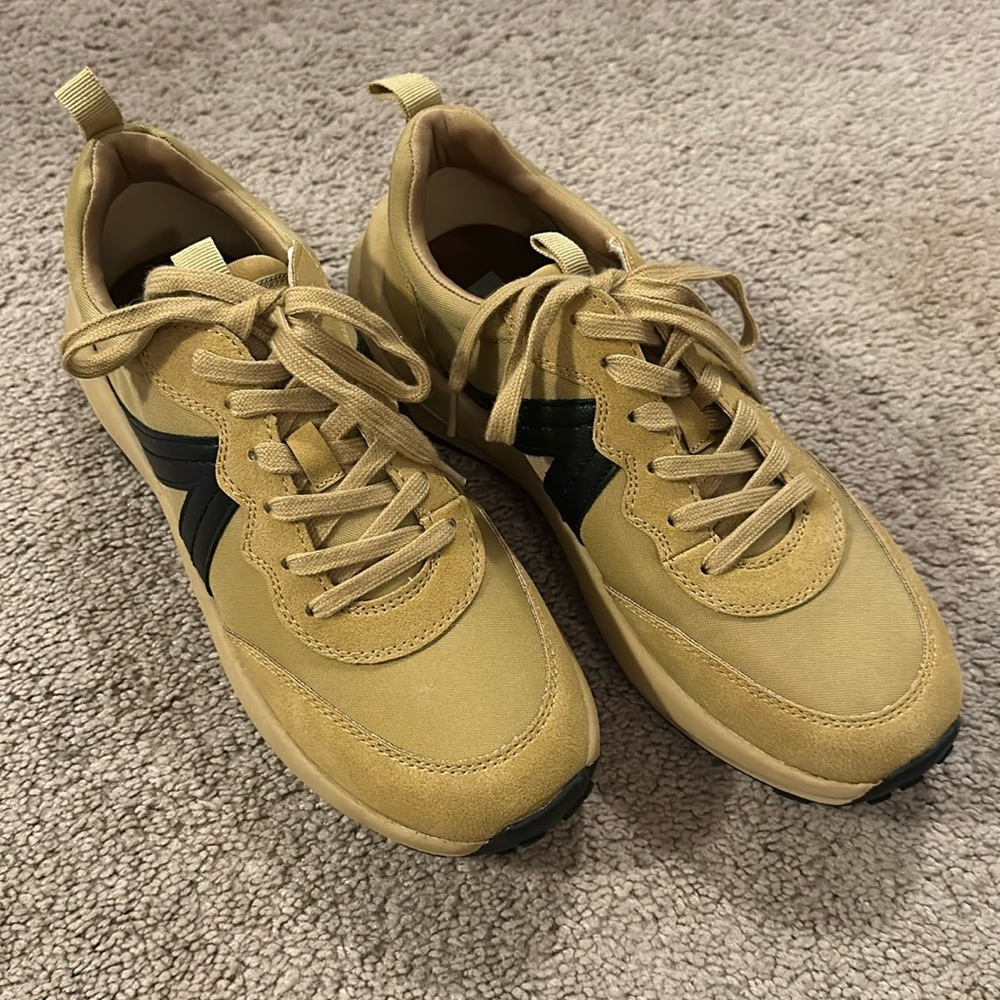 MIA Women’s Scout tan and black sneakers. Size 7.5.